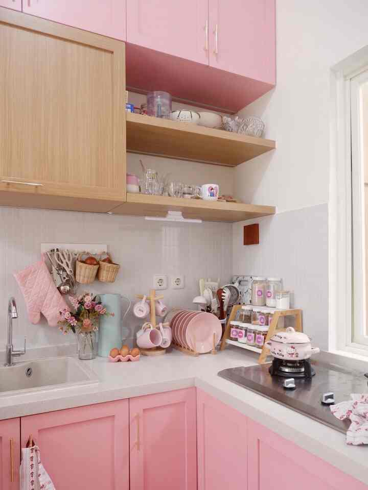 Menyatukan dapur dan meja makan di rumah kecil tak jadi masalah lho. Rumah Pinky Mama yang hanya punya luas bangunan 36 meter persegi, bisa membuat dapur dan ruang makan terlihat serasi dan cantik. Menggunakan interior serba pink dengan nuansa kayu, menciptakan kedua ruangan ini menjadi semakin hangat. Meja makan dari Pira menjadi andalan untuk menghemat space karena bisa dilipat jika tidak digunakan. Tidak lupa menambahkan perintilan dapur unik dan lucu berwarna senada, makin memikat hati siapapun yang melirik 🫶🏻

#Kitchensetminimalis #mejamakanminimalis #MyHouseInspiration #DapurMinimalis #DapurEstetik #Mejamakanhematruangan
