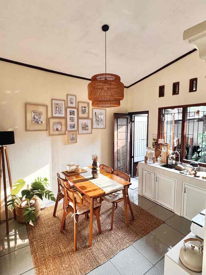 Kalau di tanya sekarang sering nongkrong di mana(?) jawabannya di dapur rumah ku 🤣 
Semoga kenyamanan di dapurku tersampaikan lewat foto ini 🫶🏻. Dapur yang di banjiri sinar matahari di pagi hari dengan kombinasi perabotan dari kayu adalah best moment buat ku. 
Semoga menginspirasi ✨


#MyHouselnspiration
#lampugantungrotan
#lampugantungputihkayu
#mejamakanjati
#dapurestetik