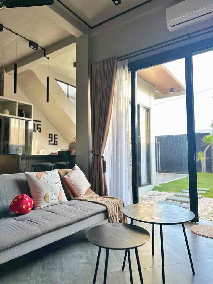 Ada yang sama gak sih suka banget sama konsep seperti ini bisa masak sambil liat ke taman, 
Ngumpul keluarga bisa sambil liat anak-anak main 🥰😍

#ohouseseason9
#livingroom
#rumah
#idelivingroom