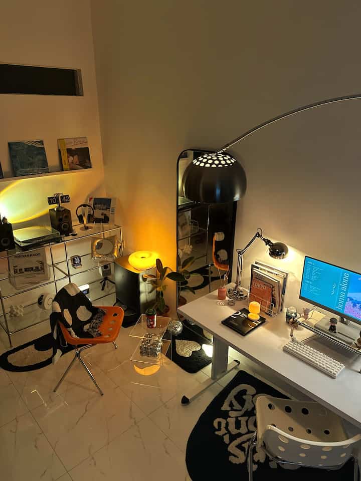 Inspirasi Sudut Angka House ✨
-
setiap malam agar tidak bosan , kita merubah” posisi lampu yang bisa membuat vibes semakin hangat dan menyenangkan, beberapa lampu kecil yang membuat ruangan menjadi lebih menyala ada di beberapa titik seperti lampu sunset, lampu bebek tidur, lampu belajar , standing lamp, lampu alarm , lampu donat, lampu meja kecil
-
lampu yang kita pakai rendah watt jadi tidak membuat bengkak listrik , dapet estetikanya dan dapet hematnya ✨

#MyHouseInspiration #lampumeja #lampubelajar #lampukecil #lampusunset #lampuredup #lampuorange #lampudonat #lampustainless #standinglamp #minimalis #homedecor #lowbudget #decorlowbudget #nightvibes #angkahouse