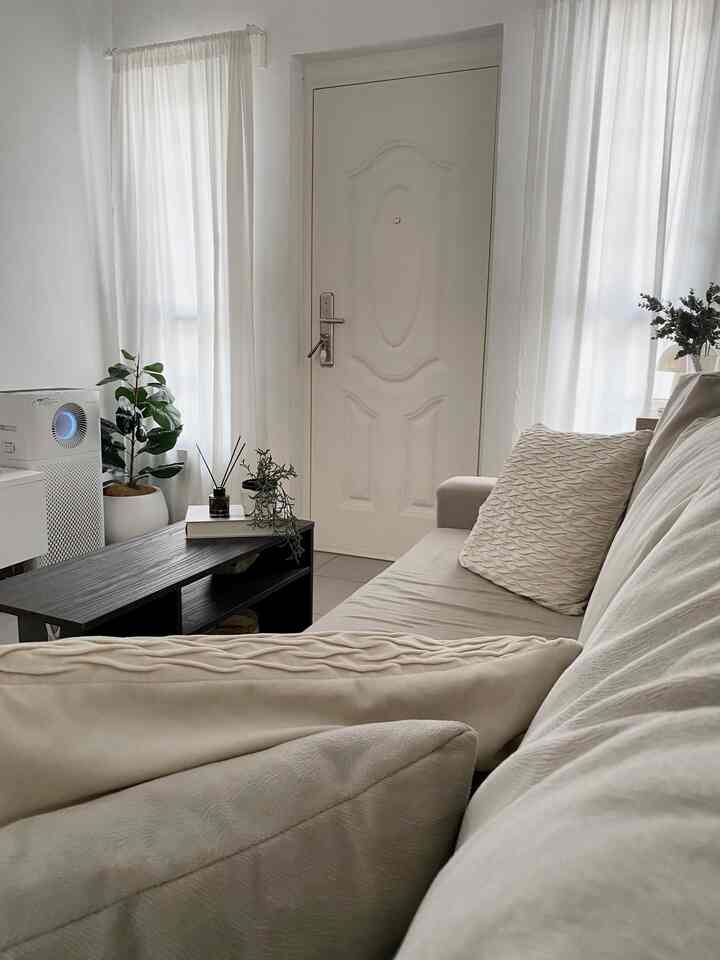 Living Room Reset ✨

Living room ukuran 3 x 3m ini kami maksimalin dengan menambahkan meja di tengah ruangan. Kami tambahkan dengan beberapa dekorasi yang minimalis agar semakin “hidup”.

#Myhouseinspiration #Livingroominspo #Inspirasiruangtamu #RuanganMinimalis