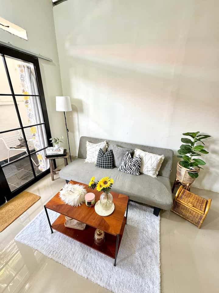 Hai tetangga Ohouse! Kalau ditanya ruangan mana yang paaaaling favorit dirumah aku, mungkin aku akan jawab terus living room living room living room hehehehe

Kenapa living room karena hanya spot living room ini yang menurutku paaaaling estetik sih 😁 di ruang tamu aku bisa menumpahkan semua ide-ide dekorasi yang ada di pikiranku, dan saat ini hanya ruang tamu yang bisa diubah-ubah geser barang-barangnya, dll.  Aku suka banget sama tema minimalist yang tidak banyak menggunakan printilan atau perabot sehingga ruangan tampak sesak karena terlalu banyak barang juga terlalu rame warna, aku banyak terinspirasi dari teman-teman homedecor dari segi penataannya, apalagi sebelumnya ruang tamuku itu minim pencahayaan, aku akhirnya renovasi dan memilih menggunakan pintu geser sebagai alternatif agar cahaya lebih banyak masuk ke rumah terutama di ruang tamu ini, dan setelah pasang pintu geser memang terang, cahaya yang masuk banyak, looksnya jadi jauh lebih cantik dan juga estetik

Untuk cat dinding aku pakai warna putih biar kesannya bersih, ini juga salah satu yg mendukung tampilan rumah jadi terlihat estetik, disamping itu aku memilih menggunakan tegel lantai yg glossy, kesannya agar lantai terlihat bersih terus hihi eh pemilihan motif sarung bantal juga termasuk menambah estetik loh, sama bunga artificial dan pajangan di meja, walau masih sederhana, ruang tamu kecil ini terlihat estetik bukan? 😍🥰

#MyHouseInspiration #livingroom #ruangtamu #ruangtamuminimalis #ruangtamukecil #dindingpolos #dindingputih #sofabed #sofaminimalis #catdinding #lampuberdiri #pintugeser #keramikglossy #tegelglossy #sarungbantal #sarungbantalmotif #candles #bunga #bungaartificial #dummybook #potrotan #karpet 