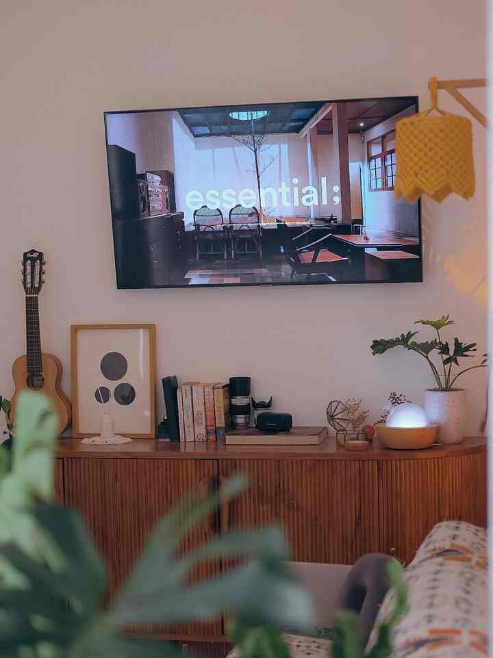 Area living room yang paling sering kami tempati sehari - hari untuk itu penting sekali membuat area ini nyaman dan warm. Pemilihan dekorasi juga ku pilih yang fungsional karena dapat memberikan manfaat ganda selain untuk memperindah ruang, juga memiliki nilai guna yang praktis #Myhouseinspiration #diffuser #simplyframe #guitar 