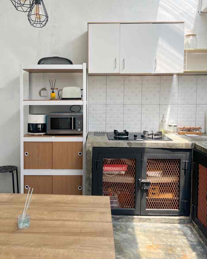 Dapur ini menjadi salah satu ruangan aesthetic dirumah ini. Kesan clean and warm bisa dirasakan dari perpaduan furnitur yang ada di ruangan ini. Dengan suasana yang tercipta ini membuat memasak dan makan bersama keluarga menjadi kegiatan yang sangat menyenangkan.
#MyHouseInspiration #AestheticKitchen #dapurmodern #KitchenSetMinimalis #DapurMinimalis #DapurAesthetic