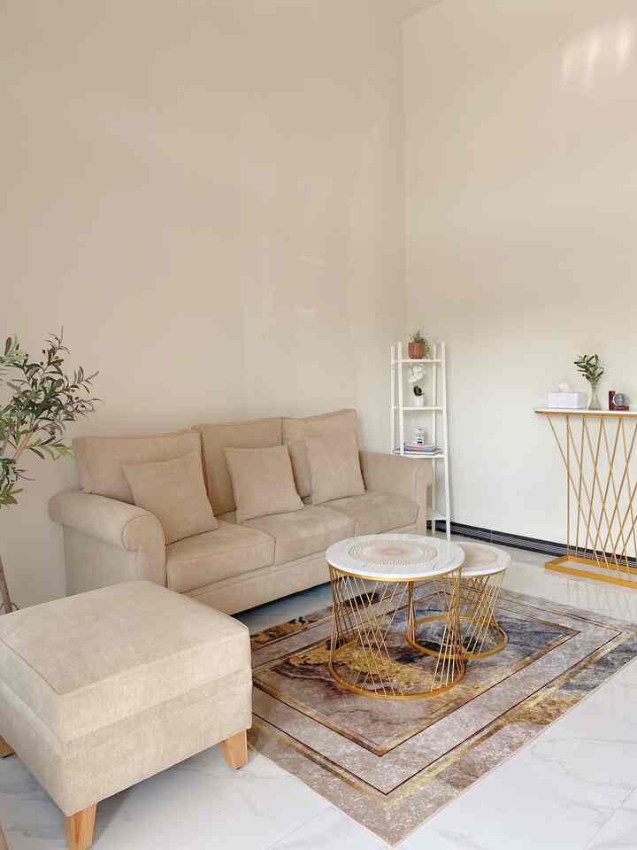 Sofa kebanggaan di rumah kami.
Kami buat custom di salah satu mebel Jepara.
Sofa ini kami beli sebelum rumah ini jadi, hehee
Kala itu kami masih tinggal di kontrakan.

Bagian sudut ruang ini kami isi dengan rak lerberg putih agar tidak terlalu kosong.
Ruang tamu ini berukuran 3x3 m.

#MyHouseInspiration #sofa #sofakain #sofaruangtamu #sofa3dudukan #karpetruangtamu #karpetturki #karpet #ruangtamu #livingroom #ruangtv #ruangkeluarga 
