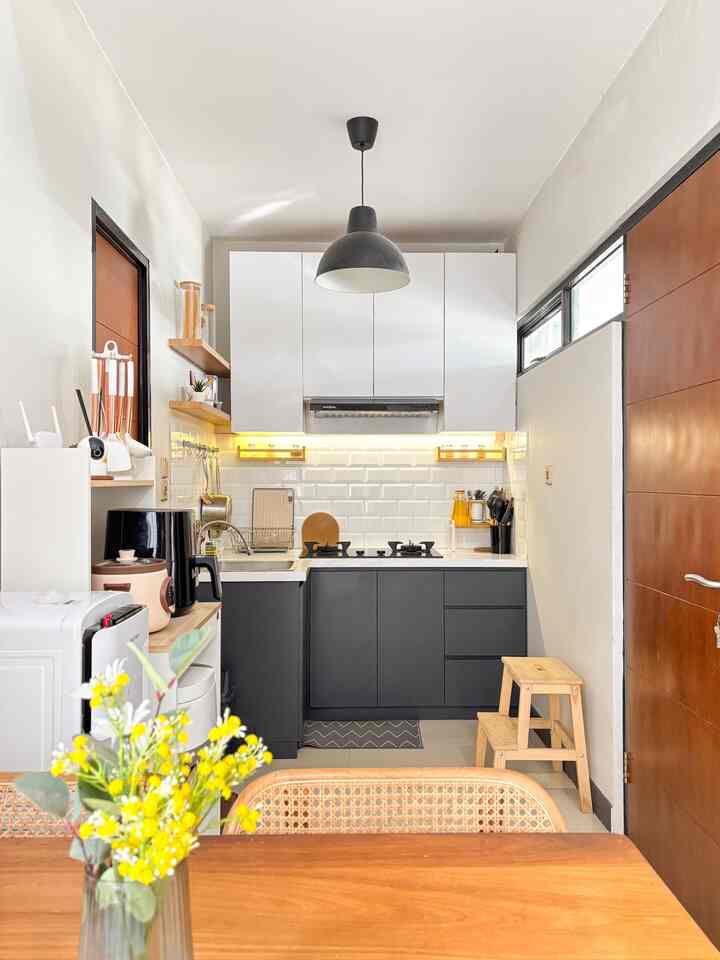 Kitchen Set Minimalis ❤️

Dapur ini merupakan salah satu yang kita buat diawal saat pembangunan rumah karena jantung rumah ini berasal dari dapur. Di dapur ini aku sering memasak sehari-hari dan menghabiskan waktu sepulang kantor.

#BTNOAS9 #kitchen #kitchensetminimalis #dapur #dapurminimalis #lampugantung #vasebunga #kesetdekoratif #inspirasidapur 