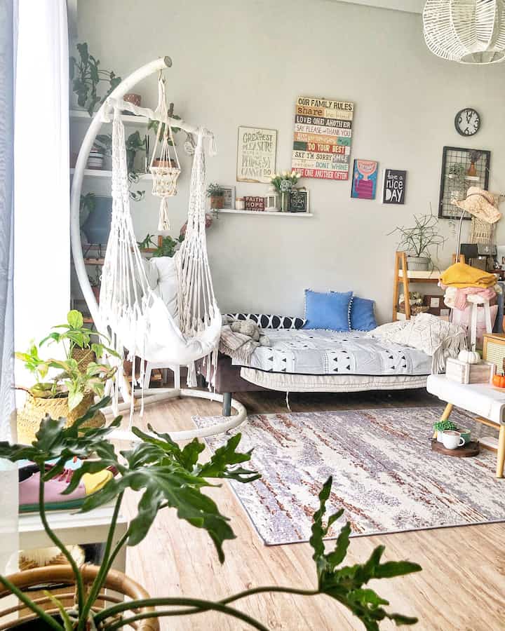 welcome to my workspace! ketika WFH menjadi kemewahab paska pandemi, i spent most of time. After work, doing writing and photography as hobby, juga di ruang ini ☺️

#BTNOAS9 #plantlover #scandyboho #decorlowbudget #decorinspiration #homeinspiration #catmom