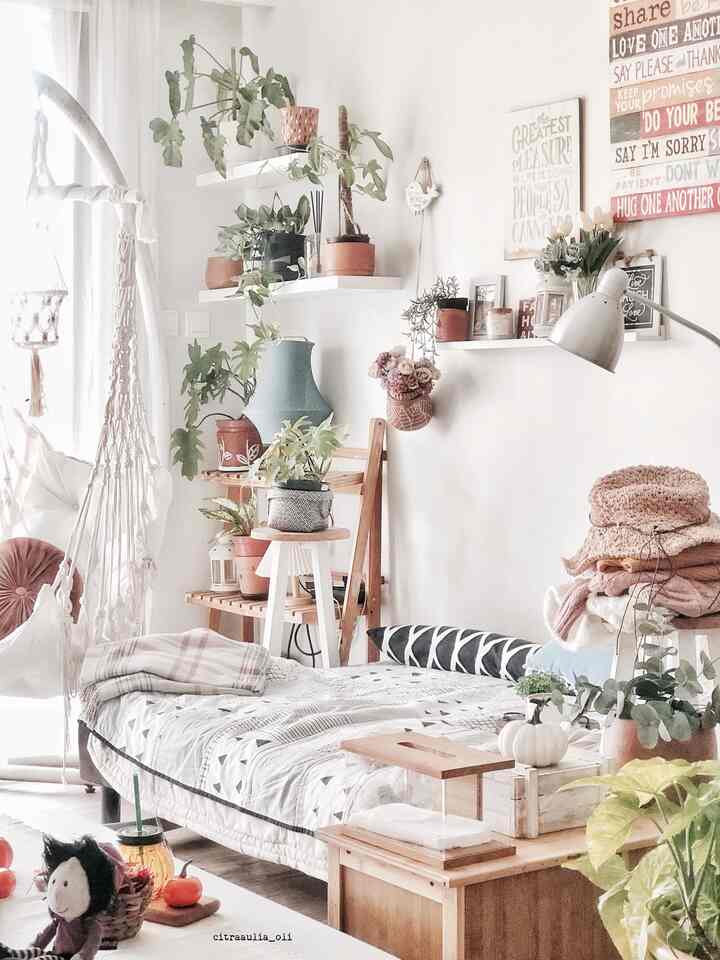 teman-teman yang menghabiskan waktu di rumah kami, mengatakan area ini nyaman dan paling estetis! 

#MyHouseInspiration #Sofabed #kursigantungmacrame #bantalestetik #lampubaca #ambalanbuku #sofathrow #kursibar