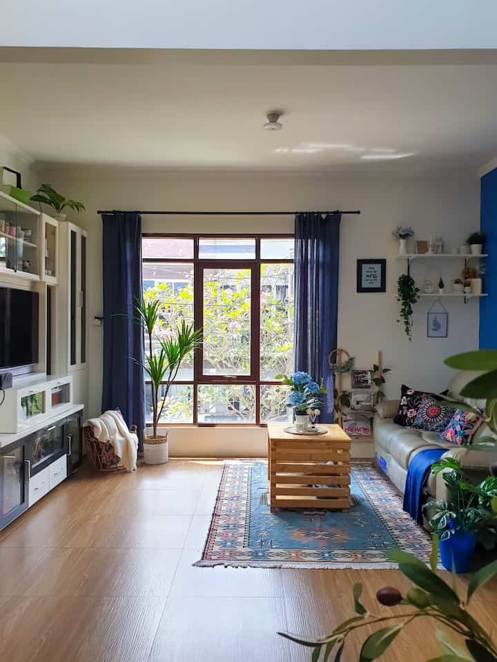 Hola tetangga Ohouseidn...beginilah penampakan living room rumah kami setiap pagi, dengan jendela besar yg menghadap timur, sehingga cahaya matahari bebas masuk memberi atmosfer terang alami.


#MyHouseInspiration 
#Cat #CatTembok #Livingroom #Sofa #sofaruangtamu #sofakulit #sofa3dudukan #karpet #karpetruangtamu #KarpetPersia #tanaman #TanamanArtificial #TanamanDeco


