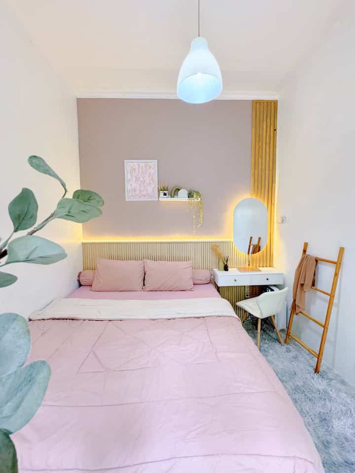 ✨ Bedroom Inspiration ✨

Ruangan yang paling sering kami singgahi, karena kami sekeluarga suka banget ngumpul di kamar ini, sekedar ngobrol sambil bercanda.
Kamar yang gak terlalu luas, tapi alhamdulillah terasa nyaman buat kami.
Kalo pintu alumuniumnya dibuka, kamar ini bisa terasa menyatu sama taman belakang, jadi terasa lebih luas dan fresh, makanya kami betah lama-lama di sini.
Kamar ini paling warna warni, karena nuansanya pink dan putih, lalu ada gorden warna navy yang belum mau kami ganti karna masih cukup bagus, sebelumnya kamar ini warna biru makanya gordennya juga biru, tapi masih keliatan nyambung lah yaaa, mengingat sekarang lagi hype rumah warna warni, ehehehe 😅
Yang bikin kamar ini keliatan lebih cantik tuh karena LED strip di headboard dan cermin, padahal low budget nih, tapi bisa bikin ruangan lebih estetik ✨
Yang belum kami beli di kamar ini kayaknya lampu meja untuk lampu tidur, masih belum ketemu yang cocok yang matching sama kamar ini, karena aku maunya yang gak pasaran tapi juga yang lucu dan cantik ✨

#MyHouseInspiration
#Bedroom
#BedroomDecoration
#BedroomIdeas
#Wallpanel
#LampuGantung
#Ambalan
#CatTembok
#NakasGantung
#CerminAesthetic
#CerminLED
#Granite
#ArtificialPlants
#DummyBook
#LEDstrip
#Bedcover
#MejaRias
#KursiAesthetic
#KarpetBulu
#LadderHanger
#Gordyn
#Vitrase
#PinkishBedroom