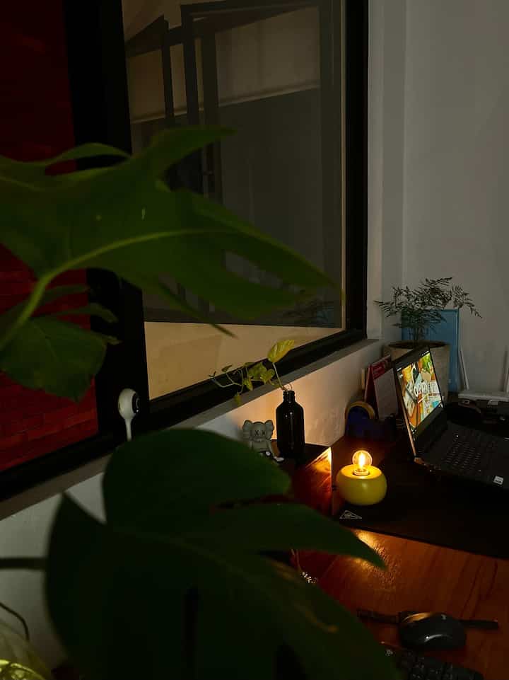 Inspirasi desain area untuk work from home. (2-3 orang)
Area ini memanfaatkan ruang kosong tengah di selasar antar kamar. Ke depannya bisa digunakan untuk area belajar dan komputer anak. Simple, fungsional , tidak terlalu banyak dekorasi. Tambahan akuarium dan sedikit tanaman hijau untuk menambah suasana segar dikala penat saat bekerja.
Cable organizer sengaja diletakkan di tengah agar kabel tidak berantakan. Beberapa figur miniatur favorit sebagai penyemangat.
Rak kecil di satu sisi untuk tempat printer, stok kertas, dan perlengkapan kerja lainnya agar meja leluasa.
Untuk pagi/siang dengan cahaya alami dari jendela. Malam dengan suasana lighting yang baru ada satu table lamp, semoga setelah ini bisa tambah lagi 😬🤞🏻

#MyHouseInspiration #Homeoffice #Mejakayu #Mejakerja #TableLamp #Mejabelajar #InspirasiRuangKerja #Tropicalhouse #minimalis #DesignIdeas #WorkfromHome 