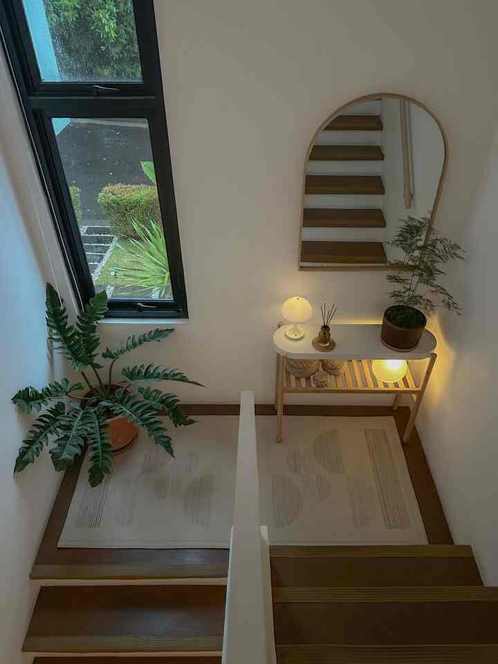 Ruang terestetik dirumahku adalah stairlanding atau bordes ini. Furniture utama pada area ini selalu sama, yang suka berubah adalah tanaman hijaunya juga dekorasinya di atas rak mejanya. Kali ini aku mengganti tanaman hijau disudut jendela yang biasanya menggunakan pot langseng terakota dengan tanaman pakis boston, kali ini aku ubah dengan tanaman philo crocodile. Lalu aku jg menambahkan tanaman asparagus moss diatas rak mejanya, supaya ga bosan dekorasinya itu-itu aja. Dan aku menambahkan lampu IKEA SOLVINDEN yang bentuknya lucu banget, kebetulan kmrn nemu di IKEA Bangkok yang ga ada/belum masuk mgk di IKEA Indo. 

Untuk kamu yang mau mendekorasi area bordes, pilihlah furniture yang tidak memakan tempat banyak ya, karena ini area tangga, keselamatan tetap nomer satu. Pastikan flow naik turun tangga masih nyaman. Semoga menginspirasi ya. 🫶🏻🫶🏻🫶🏻

#myHouseInspiration
#bordes
#stairlandingdecor
#stairlanding
#ikea
#inspirasidekorbordes
#indoorplants