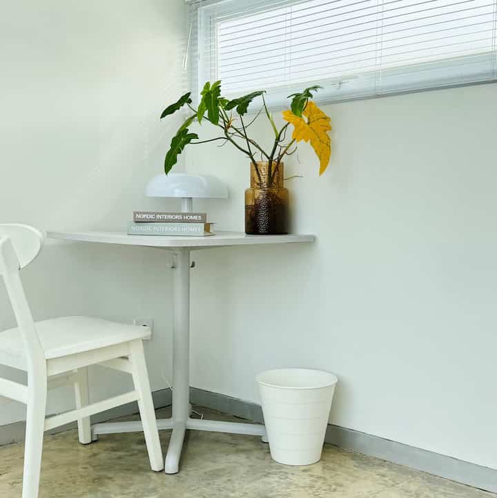 Ruang ini sering kami jadikan sebagai living room ke 2 dirumah ini. Biasanya kami gunakan ketika ada teman yang sedang berkunjung kerumah karna living room di lt 1 selalu dikuasai 2 krucil kami🤭

Karena berada di lt 3 realitanya ruang ini menjadi ruang multifungsi, karena tidak ada sofa dan tidak banyak furniture sering juga dijadikan space untuk olahraga, kami simpan berbagai alat olahraga di kabinet bawah tv.

Walaupun tidak banyak barang yang ada diruang ini, tapi dengen penataan yang rapi bisa membuat setiap sudutnya terlihat estetik✨

#MyHouseInspiration #livingroom #spaceestetik #lantaisemen 

