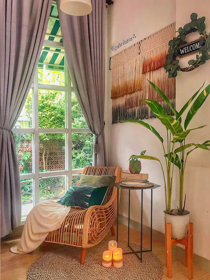 Slide 1: Foyer di rumah yang di sulap menjadi our favorite cozy spot dengan keberadaan kursi rotan yang estetik dan desain jendela besar yang memberikan kesan homey

Slide 2 dan 3: Our Kitchen Bar dengan 2 tema dekor yang berbeda namun tetap memberikan nuansa natural tropical home (dengan sentuhan kayu dan tanaman)

Slide 4: Makeup spot yang juga bisa di jadikan working desk spot. Gaya kursi lebih modern namun sama2 estetik 

#MyhouseInspiration #rattansinglechair #singlechairinspiration #bantalinforma #kitchenstoolbar #kursikerja #kursirotan #kursiestetik #kitchenbar #workingspace