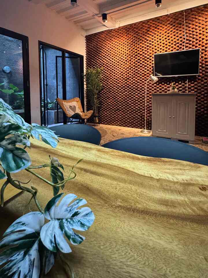 Ruang estetika di rumahyuqibam 🫶

Apa sih ruang estetika itu? Ruangan yang cahaya/lightingnya yang jadi on point..

Ruang yang paling banyak aktivitas di rumah kami, ruang yang bersebelahan dengan dapur, ya living room, ruang keluarga yang memiliki sifat informal atau privasi ini kami rancang seaesthetic ini, dengan memanfaatkan lighting karena ruangan ini minim cahaya, dibuatlah ala2 cafe versi kami 😁 

Untuk beberapa item dekorasi ini sesuai tema rumah sih, yang simple-simple dan natural aku dan suami bisa berjam-jam disini habis kami menikmati hidangan 🫶

Semoga bisa jadi inspirasi..terima kasih 🫰🏻🫰🏻🫰🏻

#rumahyuqibam 
#rumahindustrial
#livingroomindustrial
#diningroom 
#myHouseInspiration
#ikeastandinglamp
#informa
#dekorasianggrek
#lightingestetik

