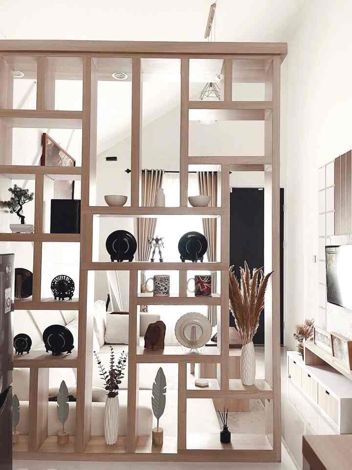 Sudut estetik versiku di rumah salah satunya adalah partisi ini. Partisi ini pembatas antara living room dan area mini bar. Karena rumah ini memiliki konsep open space, saat mengisi interior rumah aku ingin area kitchen dan mini bar tidak terlalu terekspos. Maka dari itu aku membuat pembatas ruangan yang bisa difungsikan juga untuk tempat pajangan barang dekoratif. Partisi ini memiliki desain kisi kisi yang minimalis.

#MyHouseInspiration #PembatasRuangan #partisidapur #partisikayu #partisiestetik #livingroomideas #livingroomstyling #homeinspo
