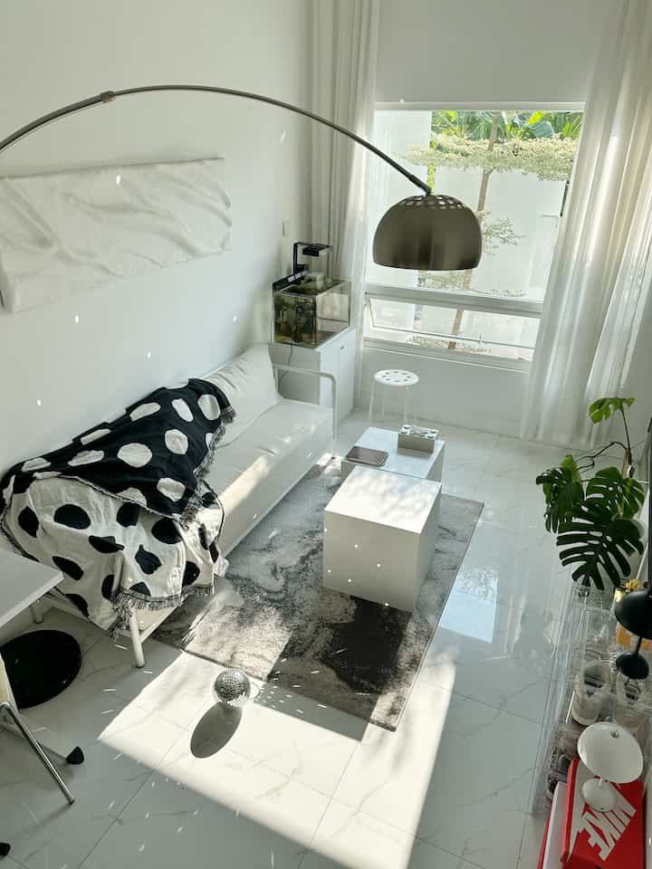 Minimalist Style Angka House 🌱
-
Style rumah yang kita pilih adalah Minimalist , karena dengan memilih tema ini kita bisa menyesuaikan kebutuhan dari segi furniture maupun budget 
-
yang paling nampak menonjol Minimalist vibesnya ada di Living Room , dengan perpaduan warna putih dan beberapa dekorasi kecil yang bisa membuat rumah nampak simple tapi tetap ada unsur estetikanya
-
elemen dekorasi yang kita gunakan kombinasi besi dan kayu tapi dengan warna yang senada , untuk lebih detailsnya cek (+) untuk melihat produk” yang kita jadikan sebagai pertimbangan untuk mendekorasi rumah Minimalist 
-
Tips untuk yang ingin membangun ruma tema MINIMALIST , tentukan warna dahulu , perbanyak referensi bertema dekoratif , jangan terlalu banyak barang karena tema Minimalist lebih mengutamakan clean aesthetic , pilih furniture yang bisa menjadi 2in1 fungsinya seperti top table sekaligus storage

#Minimalist #Minimalis #LivingRoom #RumahMinimalis #Rumahcatputih #catputih #catinterior #lantaigranit #pinturumah #sofaminimalis #wallpaperestetik #kertasinterior #lampuninimalist