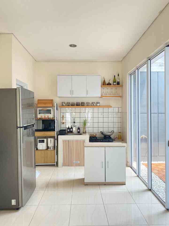 Dapur mini ukuran 2,5 meter ini aku manfaatkan semaksimal mungkin dengan jalur bolak balik yang nyaman. Karena ukurannya yang kecil, semua harus diakali dengan barang fungsional yang manfaatnya maksimal walaupun bentuknya tidak bisa terlalu besar. Contohnya peniris cucian piring dari IKEA satu ini, walaupun kecil tapi bisa kita pindahkan keatas sink kalau sudah selesai cuci piring. Kabinet dari PIRA juga selain didalamnya menyimpan piring dan panci bisa dimanfaatkan sebagai island untuk preparing sebelum kegiatan memasak #kitchen #kitchenminimalist #inspirasidapur #dapurmodern 