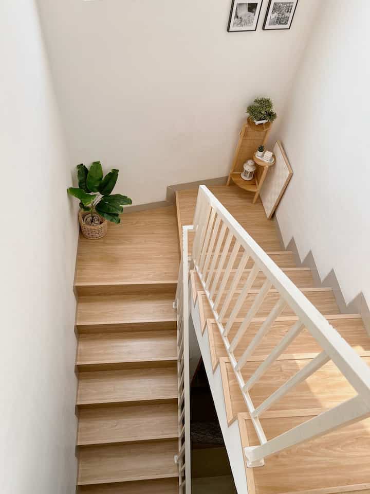 Rumah ini mengusung tema white and wood dan sedikit japandi. Penggunaan warna putih pada dinding bertujuan agar rumah dengan luas tanah 84 meter ini terlihat lebih lega. Dipadukan dengan interior dan furniture warna kayu agar rumah terasa lebih hangat dan homey. 

#InspirasiRumah #AreaTangga #DekorasiTangga #WallArt #RailingTangga #Japandi #JapandiStyle #WhiteAndWood #RumahJapandi #RumahDeveloper #Tangerang #rumakaf