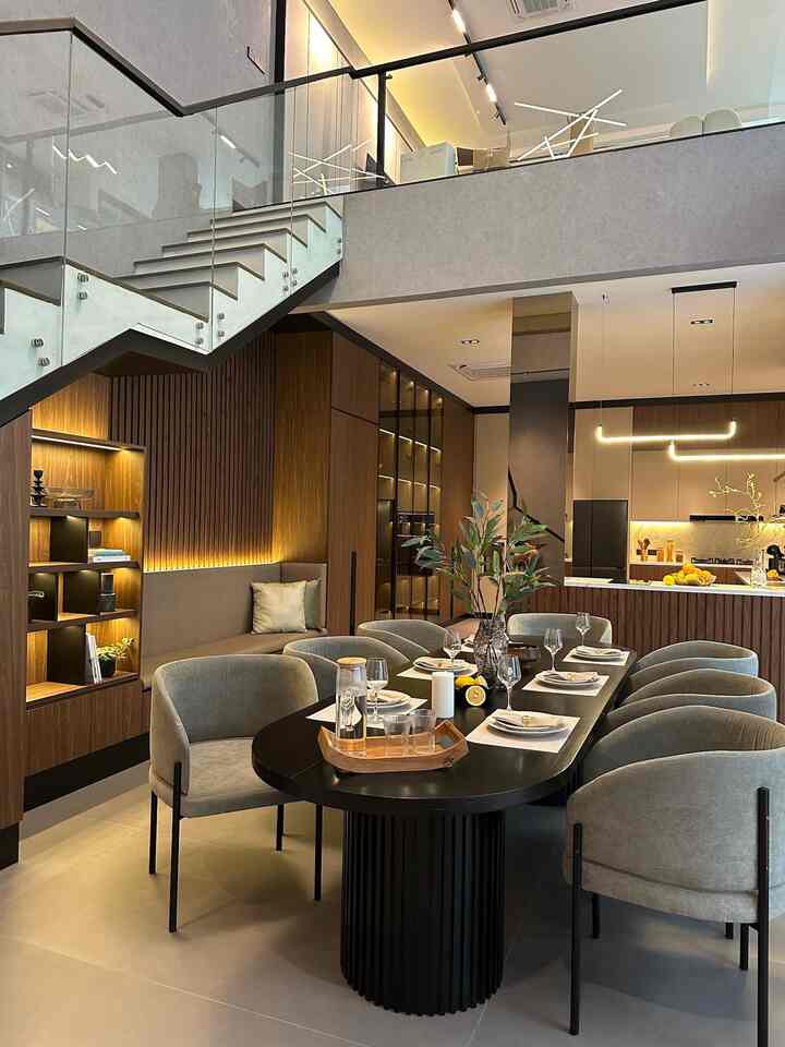 Here is the biggest area in JEAN HOUSE - dining room and kitchen!

Dapur dan ruang makan dengan sentuhan modern minimalis ini memancarkan kesan elegan dan hangat. Ruang makan yang luas dihiasi meja hitam oval serta kursi berwarna abu-abu yang nyaman. Di belakangnya, dapur terlihat sangat rapi dengan kabinet kayu coklat dan backsplash marmer yang memberikan kesan mewah. Lampu tersembunyi di rak-rak dan meja dapur menambah nuansa hangat dan cozy ke seluruh ruang.

Tips untuk mendapatkan tampilan ini:
	1.	Pilih furnitur dengan desain simpel dan warna netral, seperti hitam, abu-abu, dan coklat kayu.
	2.	Gunakan bahan marmer atau aksen putih pada backsplash untuk kesan elegan.
	3.	Tambahkan pencahayaan tersembunyi (under-cabinet lighting) untuk membuat suasana ruang lebih hidup dan hangat.
	4.	Jangan lupa hiasan meja, seperti vas dengan tanaman hijau, untuk menyegarkan ruangan.

Dengan langkah-langkah ini, kalian bisa menciptakan ruang yang stylish dan nyaman di rumah!

#piringminimalis #bantalsofa #cushion #vase #candle #lilin #tray #coffeemaker #airfryer #spraybottle 
#rumahmodern #rumahminimalis #contemporary #modern #luxury #inspirasiruangmakan #inspirasimejamakan #kitchenset #kitchensetminimalis #dapurminimalis #modeldapurcantik #dapurmodern #peralatanmakan #inspirasiruangmakan