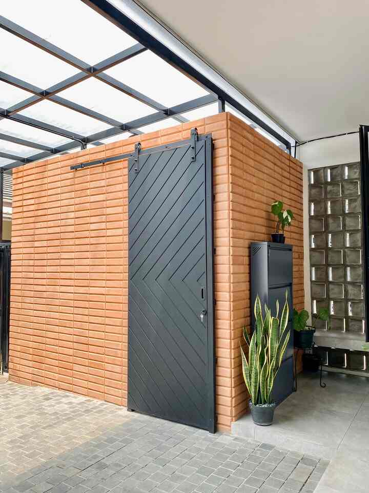 Awalnya kami memang sedikit bingung menentukan tema rumah ini. Tapi keinginan untuk direnovasi dan diskusi yang cukup intens dengan arsitek kami, akhirnya kami sepakat mengusung tema “minimalist with touch of japandi industrial”

Mulai dari fasad sangat terasa sentuhan industrialnya, karena mostly material yang digunakan memang sengaja dibuat unfinished. Seperti bata tempel, roster juga batu andesit yang memang hanya dicoating natural saja.

Karena lahan yang cukup terbatas, kami memanfaatkan area bawah tangga untuk dijadikan TV Corner yang sekaligus jadi living room rumah ini. Tangga minimalis dengan tetap menonjolkan besi hollow, menampilkan kesan industrial.

Berbeda dengan fasad dan living room, kitchenset lebih bertemakan japandi. Namun kami tetap memakai kitchen appliances mostly berwarna hitam agar tetap muncul kesan industrialnya.

Kami tetap mengupayakan adanya area hijau di rumah ini. Akhirnya lahan yang hanya 2 x 3 meter kami jadikan taman indoor. Meski sangat minimalis, tapi taman ini sangat bermanfaat bagi kami, terutama untuk memaksimalkan sirkulasi udara di rumah ini.

Semoga menginspirasi ✨

#RumahMinimalis #RumahJapandi #RumahIndustrial #Minimalist #Japandi #Industrial #JapandiIndustrial #LivingRoom #KitchenSet #InnerCourtyard #TamanIndoor #LantaiLivingRoom #CatRumah #LantaiCarport #LantaiTamanIndoor
