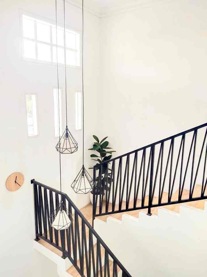 🌸 Tema Rumah 🌸

Sebelumnya aku pengen banget punya rumah farm house atau american style, tapi mengingat perabotannya agak pricey, jadi pindah haluan 😂
Sekarang ini rumahku lebih ke ✨chic minimalis✨
Ini agak ngarang sendiri sih namanya, soalnya jujur agak bingung, soalnya tema rumah ini campur-campur 🤣
Rumah ini didominasi warna-warna netral dan minimalis, tapi ada sentuhan centil dari warna-warna pink karena aku mau rumah shabby chic juga tadinya tapi kayak terlalu perempuan banget dan takut bosenin, akhirnya sentuhan chic-nya itu sedikit-sedikit aja di beberapa perabotan dan cat tembok.
Halo, aku Lusi, selamat melihat-lihat rumah minimalis centhyl dan low budget di sini ☺️🫶🏻🌸

#minimalis
#shabbychic
#rumahminimalismodern
#rumahminimalis
#TanggaHollow
#GraniteMotifKayu
#MejaDIY
#Sofabed
#LilinElektrik
#WallpaperAesthetic
#WallpaperDinding
#Wallpanel
#Headboard
#LEDstrip
#LampuLED
#LampuGantung
#BedCover
#SpreiAesthetic
#ArtificialPlant
#CatDinding
#WallMoulding
#CushionCover