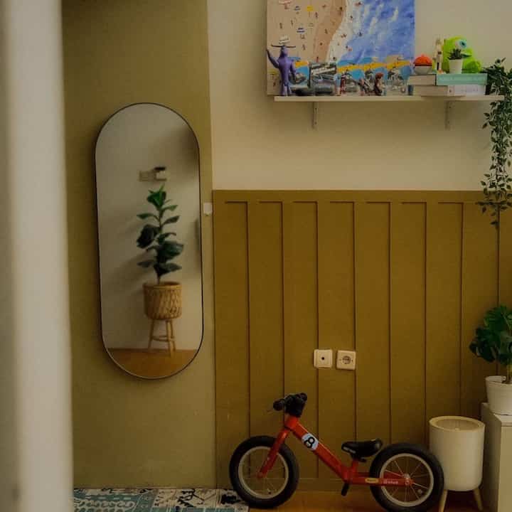  Cheerful & playful living room namun tetap homey dan cozy dengan sentuhan woody di area dinding dan lantainya.

#MyHouseInspiration #TinyLivingRoomIdeas #WallDecorIdeas #AffordableHomeDecorItems #LantaiVynil #SofabedAffordable #cermininterior 