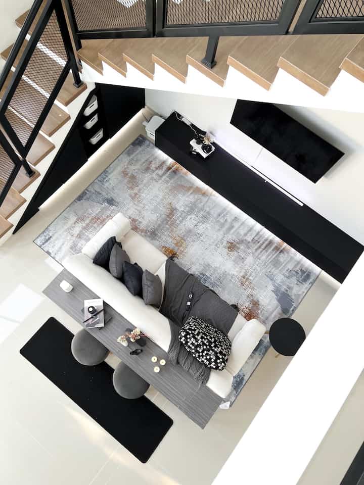 Minimalist Style Rumah Bujangan 🏠

Saya memilih menggunakan style minimalist karena saya menyukai ruangan yang polos, efisien, terbuka dan penekanan pada keleluasaan. 
•
Living Room dan hampir seluruh ruangan di Rumah Bujangan didominasi menggunakan warna monokrom (hitam, putih dan abu) karena warna-warna tersebut menimbulkan kesan simpel namun tetap elegan.
•
Kunci dalam memilih style MINIMALIST versi rumah bujangan yaitu dengan konsep sedikit barang namun tetap fungsional. Hindari barang-barang yang memiliki warna terlalu mencolok dan memaksimalkan penggunaan storage agar ruangan terkesan lega.
•
Untuk lebih detail silakan klik (+) untuk melihat produk yang saya gunakan.

#rumahminimalist #livingroom #BantalSofa #tv #storagebox #catduco #Cat #CoverBantalSofa #Vas #minimalist #minimalis
