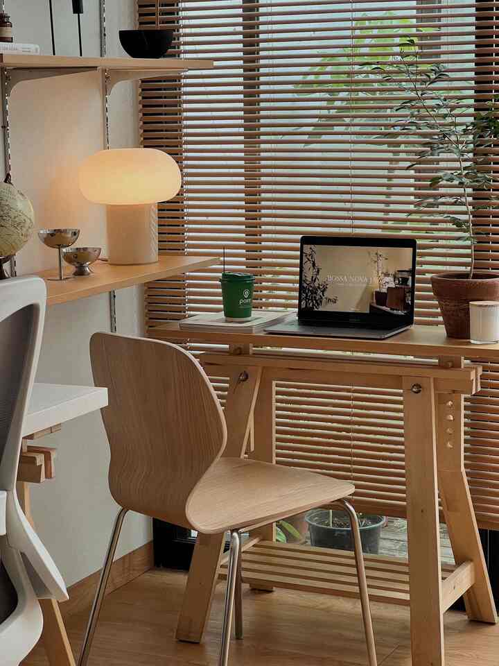 Halo, ini adalah pojok santai di rumah kami, dengan mengambil tema yang menurutku japandi dengan memadukan warna2 netral seperti warna kayu, stainless steel dan hitam membuat pojok ini semakin terkesan hangat, minimalist, enak buat bersantai sambil minum kopi dan mendengarkan musik. 
#myhouseinspiration #loungecorner #pojoksantai #kursiminimalist #homecafe #musik 