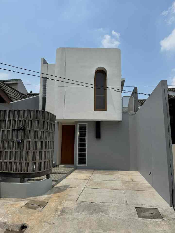 Hai hai selamat datang di g3.loka. Ide nama rumah ini simpel aja sih sebenernya inisial dari nama kami bertiga, kecuali bapanya krn nama dia tidak berawalan dari G. 😆
Lalu lanjut ke cerita rumah kami yg berawal dari kecintaanku dengan arch. Suka banget liat yg lengkung-lengkung gini tuh. Feel calm and warming. Sampai akhirnya minta ke arsitek di gambarin rumah yg wajib ada arch nya. 

Sempet revisi gambar sampai 3x sampai ketemu gambar terakhir ini dengan tema Art Deco. Meskipun rumah kami tidak besar, luas tanah hanya 84m, tetapi kami sudah ada bayangan ingin mendecornya dengan tema warm minimalist, dimana nanti akan diisi dengan warna2 pastel yg menawan namun ga bikin sakit mata hehe.



#artdeco #warmminimalist #archbuilding #archwindow #pinkbarhroom #minihouse #rumahminimalismodern #rumahmodern #rumahimpian