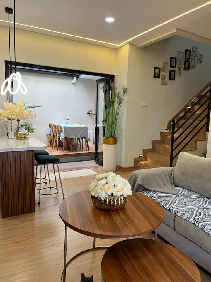 Ketika mengisi interior, ruang tamu menjadi salah satu fokus kami selain master bed room, karena di ruangan ini tema rumah kami terlihat, sentuhan modern dengan banyak tanaman adalah ciri khas tropical modern house dengan warna warna dasar dan beberapa warna cerah di titik titik tertentu
#tropicalmodern #rumahtropicalmodern #sofaminimalis #vinyllantai #paneldinding