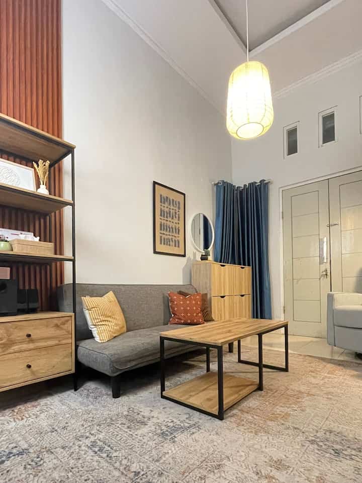 Kenalin, ruang tamuku dengan sentuhan industrial minimalis yang bikin suasana jadi homey tapi tetap stylish! Di sini, aku pilih kombinasi furniture kayu dengan aksen besi hitam sebagai elemen utama. Meja dan rak kayu dengan warna natural ini memberikan kesan hangat sekaligus elegan, pas banget untuk style industrial.

Nggak ketinggalan, karpet rustic yang punya aksen abstrak menambah vibe cozy dan bikin ruangan jadi makin nyaman buat berkumpul atau sekadar bersantai. Aku percaya, detail kecil seperti ini bisa bikin ruangan jadi lebih hidup!

Buat teman-teman yang ingin coba style industrial minimalis, tips dari saya: pilihlah warna-warna netral dan material alami. Bukan cuma bikin ruangan lebih enak dipandang, tapi juga lebih timeless!

Kalau kalian, style apa yang kalian pilih untuk ruang tamu? 💙🏠
#industrial #rumahindustrialminimalist #sofabedminimalis #wpc #rakbesikayu #inspirasilivingroom #cat