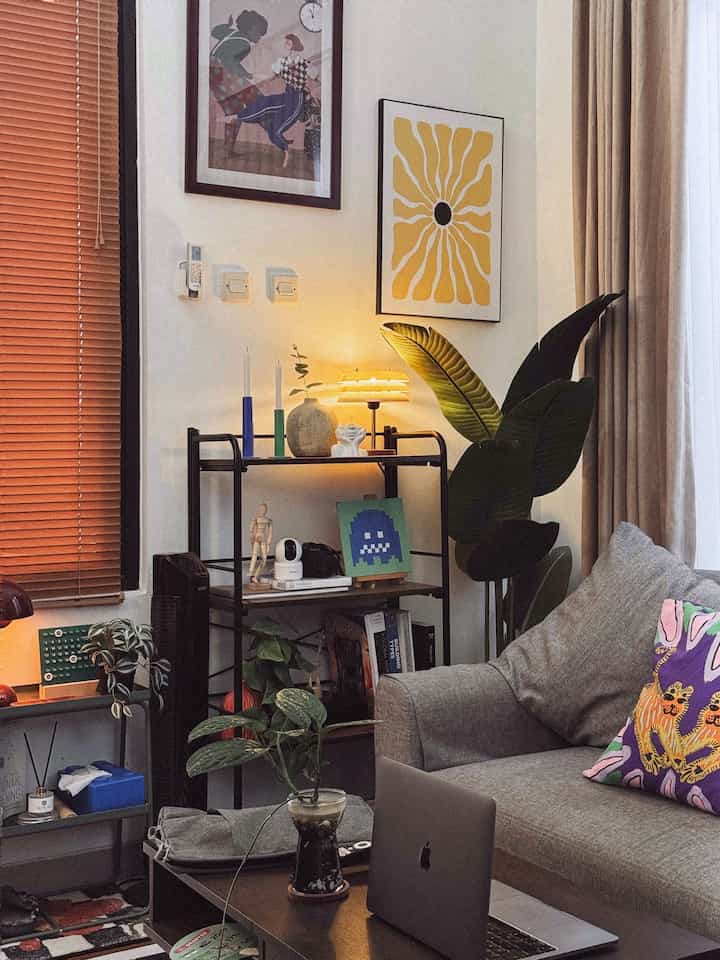 💛INSPIRASI LIVING ROOM WARNA - WARNI💛

Yang suka living room full color yuk merapat!

Buat yang galau gimana ya caranya biar bisa tabrak warna sana sini? Kuncinya adalah, pakailah warna warni untuk perintilannya aja. Untuk warna dasar furniture cukup dengan satu warna saja. Kalau tetangga online lebih suka dengan vibes yang lebih calm, bisa dengan warna coklat natural dan putih. Untuk yang suka warnanya lebih deep, bisa dengan warna salak, palisander, dan coklat tua dengan perpaduan warna hitam. Semoga membantu ya!

#MyHouseInspiration #livingroom #ruangkeluarga #mejatvkayu #lantaivinyl #sofakain #lampu #mejatamu 