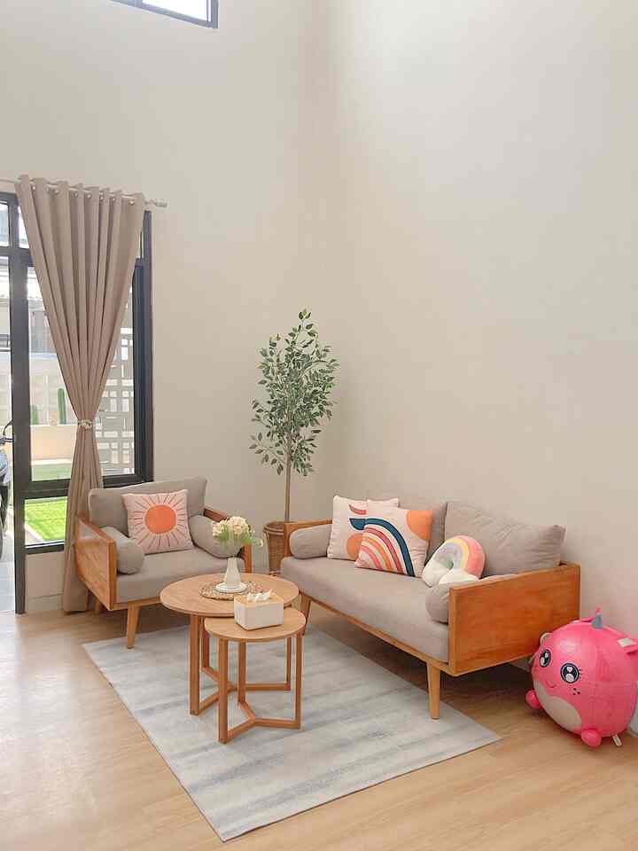 Living Room Reset 🌼

Ruang tamu ini berukuran 3x3m dan jadi satu dengan ruang tv. Total ruangan 3x4,5m 🤗

Masih dalam proses mengisi rumah, tembok masih kosongan dan masih galau mau di tambahin apa untuk tembok 😅
Antara mau di tambah akses WPC, atau lukisan, atau ambalan 😅

Semangaattt dompetku dalam mengisi rumah 🥰🤗

Follow, save, dan share untuk inspirasi rumah lainnya 🥰

#dirumahurgent #homeliving #homelivingdesign #homelivinginterior #homelivinginspiration #homedecorindonesia #homedecor #homedecoraesthetic #homedecorinspiration #rumahminimalis #rumahjapandi #rumahbekasi #rumahkpr #homedecoridea #MyHouseInspiration #SofaJapandi #SofaKayuMinimalis #SofaKayu #livingroom #RuangTamu 