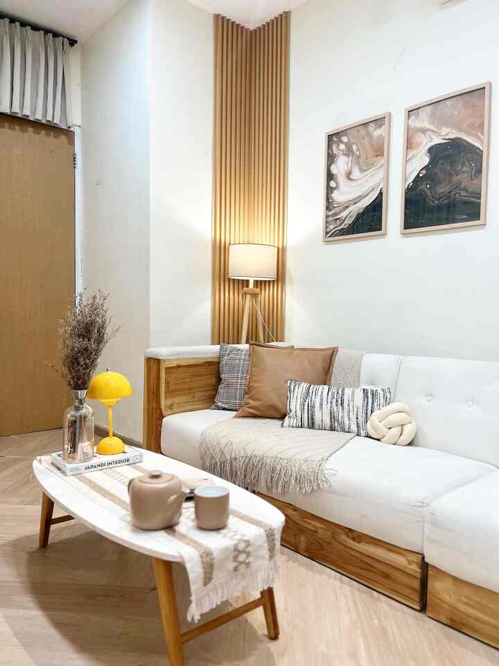 Suasana ruang keluarga yang hangat sangat di pengaruhi oleh penataan ruang, dekorasi, dan ambience dari pencahayaan. Kami memilih menata ruang dengan konsep yang minimalis dan ambience ruang yang warm. Sehingga tercipta suasana yang hangat, dan comfy untuk keluarga kumpul bersama!💛✨

#MyHouseInspiration #wallpanel #lantaivinyl #japandidesign #Ledlamp #standinglamp #sofabed