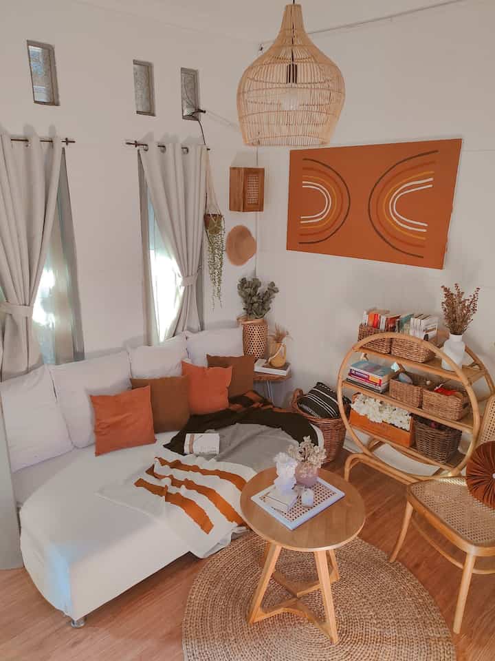 Ruang keluarga dengan tema bohemian maka pemilihan item dekorasi disesuaikan dengan konsep ruang bohemian. Seperti kap lampu, rug, warna cover bantal, storage dan lainnya. #MyHouseinspiration #rug #kaplampurotan #mejakayu #coversofabed #dummybook #storageeceng #bantalsofa #bungahydrangea 