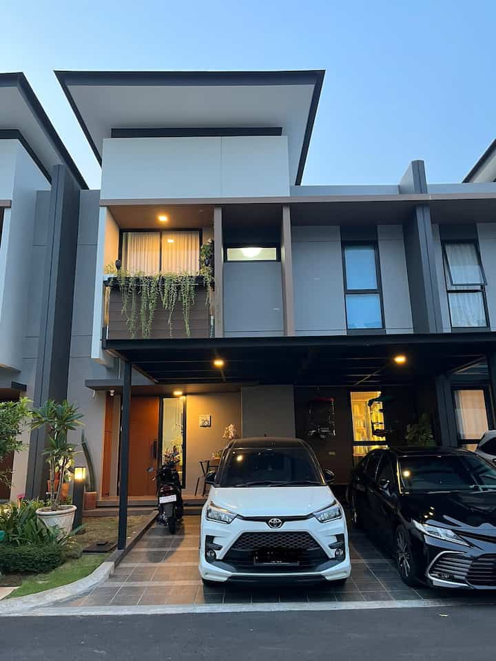 Fasad rumah kami, tropical modern, menggunakan elemen kayu, warna warna dasar, abu dan coklat, kami menambahkan juga tanaman gantung le kwan yee untuk menambah kesan tropicalnya #fasadrumah #myhouseinspiration #cateksterior #cattembok #carport #keramikcarport #keramikeksterior #keramiklantai