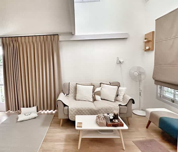 Rumah kami yang berukuran “tiny” ini mengusung konsep japandi, kami banyak menggunakan unsur elemen kayu untuk memberikan kesan warm dan homey. Yuk, mampir 🏡

#coffeetable #karpetpolos #mejanakas #squarestool #pengaitgorden #jamdindingkayu #japandi #rumahjapandi