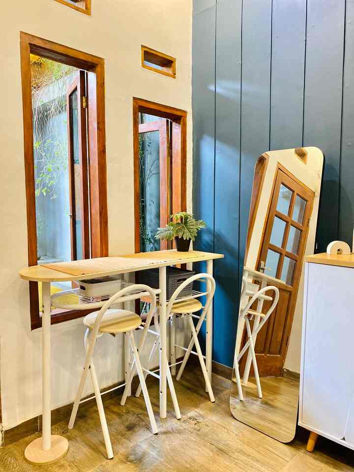 Happy Sunday, abis rapiin spot take konten yeayyyy #MyHouseInspiration #StandingMirror #MejaKerja #LemariSepatu #StorageKeranjangKisah #DriedFlower #RuangKerja #StorageSerbaguna 