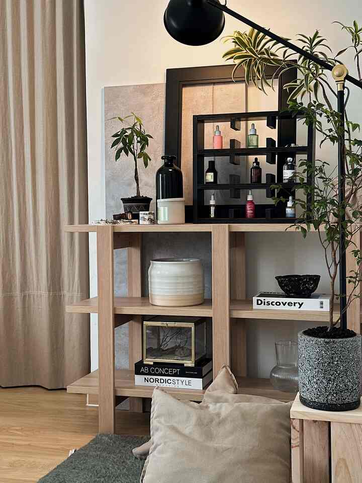 Sudut Estetik ✨

Sudut ruangan kamar ini menjadi sudut yang bisa aku explore untuk dekorasi di casadirio. Sebelum aku mencoba dekorasi di ruangan lain, aku mencoba dekorasi di ruangan ini dulu, apakah cocok apa gak? Apakah sesuai dengan tema kami apa gak?

Saat ini kami mencoba menambah tanaman untuk dekorasi casadirio karena kami pikir dengan menambah tanaman, menambah kesan homey juga pada ruangan karena ada tanaman hidup yg tumbuh di rumah. Pemilihan tanamannya pun kami sesuaikan dengan dekorasi di rumah kami, tanaman ini adalah tanaman yang tahan di semi indoor dan cocok untuk dekorasi, jaboti, pachira, dan draceana. Semoga menginspirasi ya :)

#MyHouseInspiration #Japandi #JapandiBedroom #JapandiInspiration #BedroomIdeas #BedroomCornerIdeas