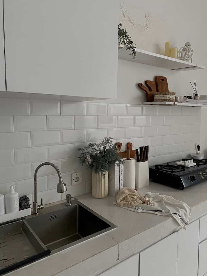 Untuk dapur aku memilih nuansa dominan putih dengan sentuhan beberapa dekorasi kayu untuk talenan, dan beberapa dekorasi yang aku buat sendiri dari clay.



#Kitchenset #kitchensetminimalis #Ikea #PeralatanMakan #InspirasiRuangMakan #DapurMinimalis #DapurCantik #ModelDapurCantik