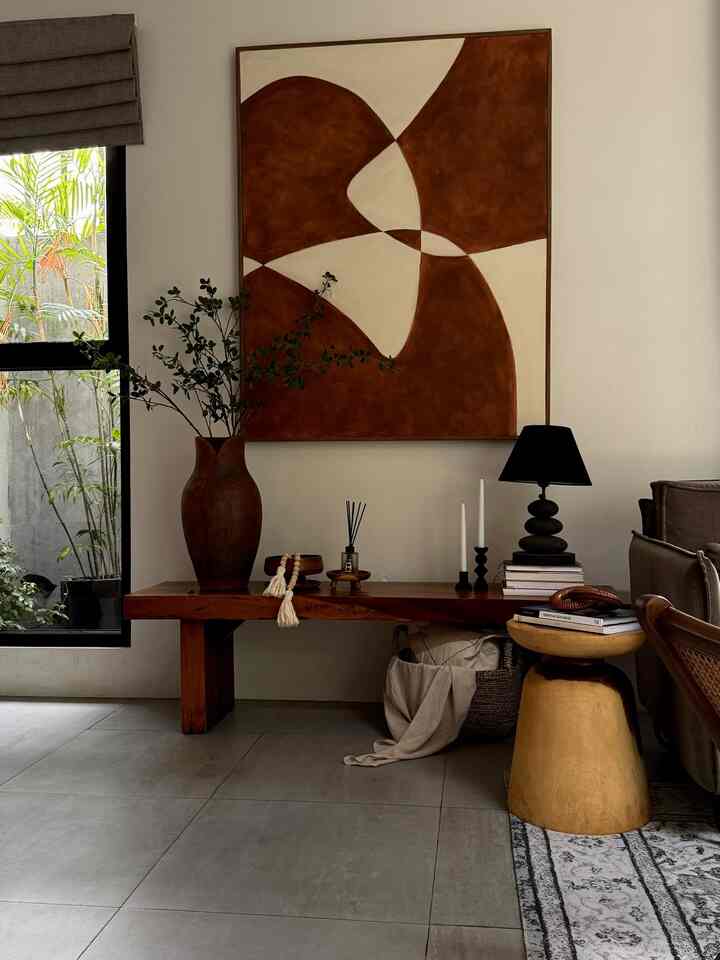 Hai hai hai 
Sudut ini yang paling kami suka, karena pop up banget dengan wall art 
Semoga suka yaa 🤎

#bumitimi #myhouseinspiration #wallart #industrialhouse #lantaisemen #inspirasiinterior #bandung