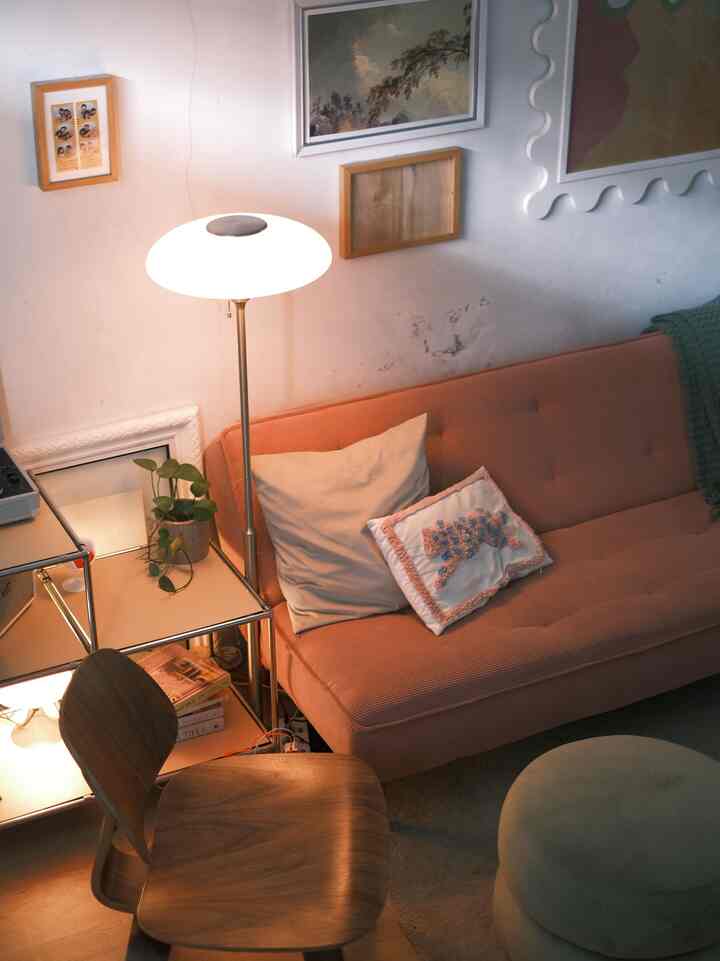 Say Hello to our new pink sofa! Finally changed the sofa fabric to pink after a long time of back and forth 🌸
#MyHouseInspiration #throwblanket #floorlamp #sofacushion