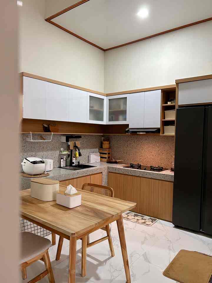 Masih tidak jauh dengan tema ‘sedikit’ japandi.
Yaa.. Japandi menjadi salah satu style rumah yang paling saya sukai. Namun saat ini kami baru mewujudkannya sedikit dan juga pelan-pelan, termasuk di area dapur ini.

Kami membuat kitchen set terlebih dahulu setelah kami selesai akad rumah ini. Kami memilih warna coklat-putih dan juga backsplash ke abu-abuan dengan motif terazo.

Kami juga menambahkan meja makan kayu jati yang kami custom di salah satu mebel Jepara. Kami sengaja hanya menambahkan 2 kursi, karena anak kami yang masih kecil. Jika anak kami ingin ikut makan di meja makan ini, kami hanya akan menambahkan high chair saja

Semoga menginspirasi ya! ☺️💫

#InspirasiRuangMakan #PeralatanMakan #kitchensetminimalis #mejamakanminimalis #mejamakankayu #kitchenset #dapurjapandi #dapurminimalis #mejamakankayu #mejakayujati #kursikayu #kursijati #inspirasidapur #inspirasikitchenset #inspirasimejamakan #dinningroom #tempatmakan #ruangmakan #tempatroti #breadinforma #tempattisu #talenansteincookware 