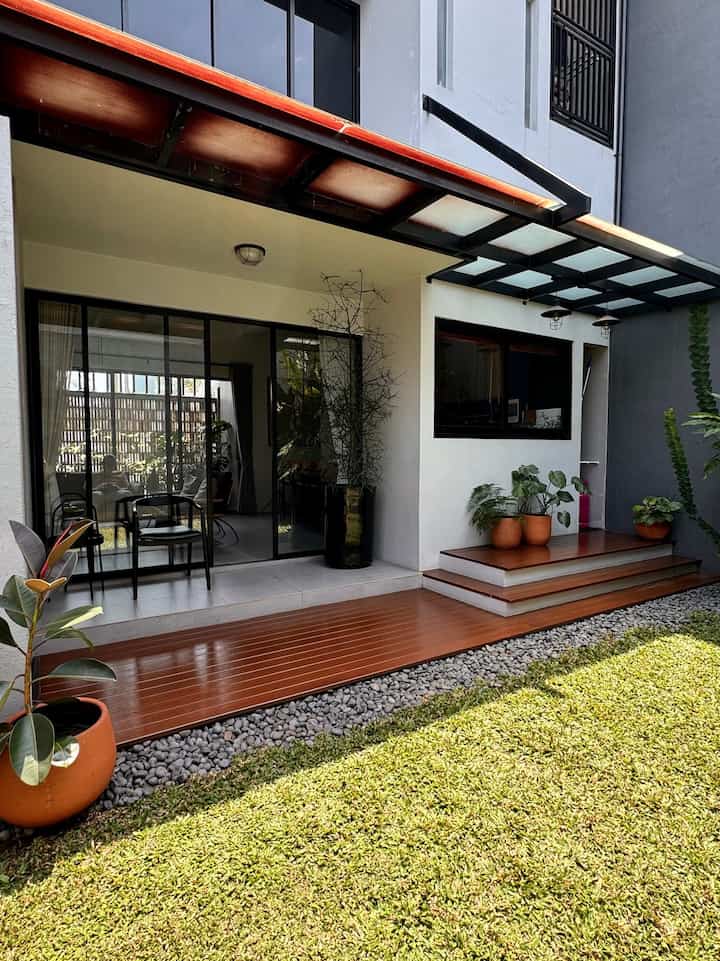 Design Rumah Industrial Tropical

Desain rumah dari awal memang ingin terlihat kaku tapi nyaman banyak tanaman nya dan pilihan tanaman hijau 

Untuk desain kaku dipilihlah industrial dari unsur kayu, besi, abu, semen 

#bumitimi #industrial #desainindustrial #rumahindustrial #lantaisemen #industrialtropical #industrialmodern #rumahindustrial #lantaiconwood