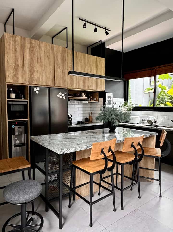 Dapur Maskulin

Area kitchen yang bersatu dengan island table menjadikan ruangan tersibuk dirumah, di styling ala industrial dengan sentuhan maskulin kebanyakan hitam 

Peralatan pun banyaknya hitam ya 

#bumitimi #kitchenarea #diningroom #kitchenindustrial #peralatanmakan #inspirasiruangmakan #kitchenset #kitchensetindustrial #islandtable
