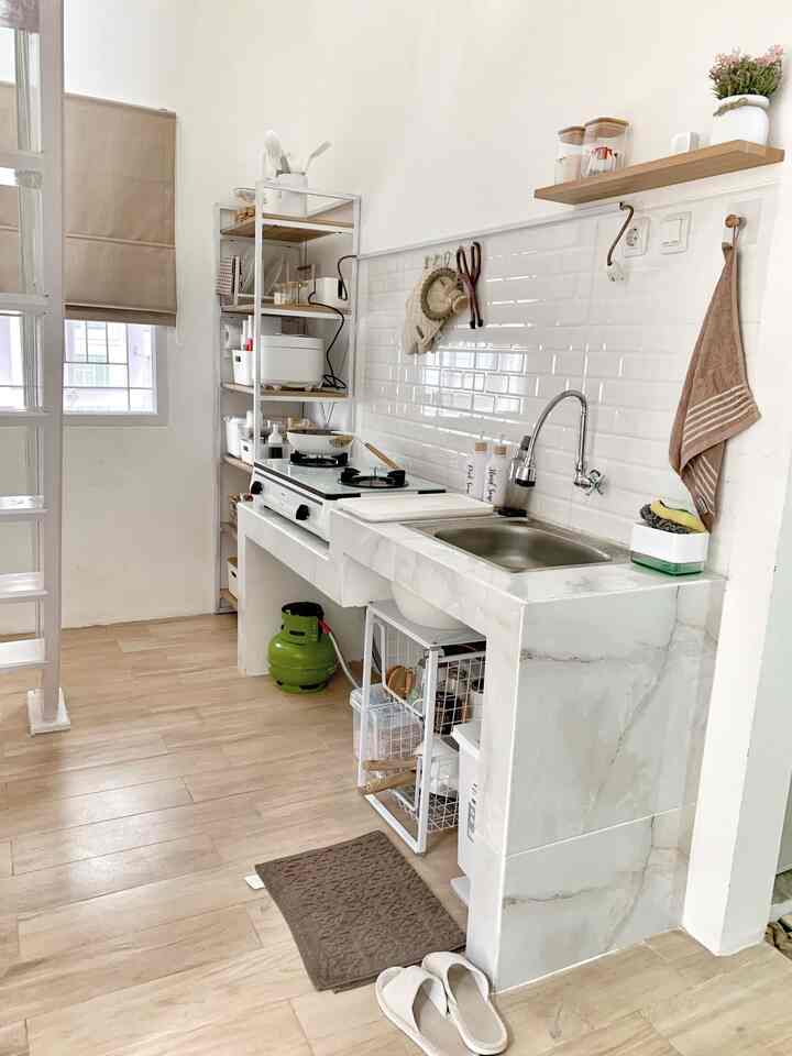 Dapur segaris yang agak nyempil ini terbagi dengan tangga menuju mezanine, untuk tone warna dan peralatan dapur kami sesuaikan dengan style rumah kami.  
Kami juga tidak menggunakan cooker hood di dapur ini karena kami rasa sudah cukup dengan adanya jendela sebagai ventilasi.
Cheers🙂

#rakdapurserbaguna #handukdqpur #floormat #waterdispensercover #kainlapdapur #storagewithbamboocover #komporgaskaca #pancisusu #dapurminimalis #dapurmodern #peralatanmakan #inspirasiruangmakan