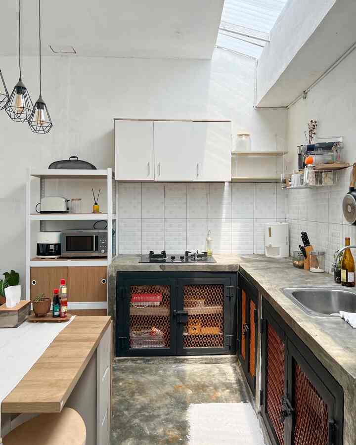 Pemilihan furnitur dengan warna senada membuat area dapur dan area makan terkesan simple dan rapi. Dengan menerapan 1 kabinet tertutup dan terbuka membuat dapur terasa lebih luas dan lega

#KitchenSetMinimalis #PeralatanMakan #InspirasiRuangMakan #InspirasiDapur #DapurSehat