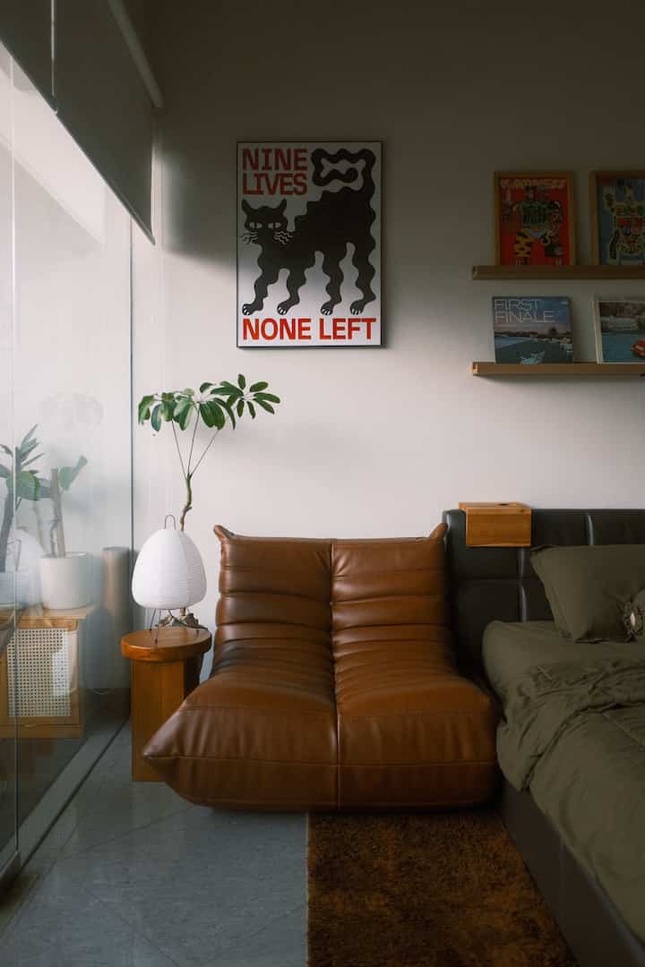 Ruangan kamar saya merupakan gabungan dari beberapa style. Saya lebih memilih style ke arah japandi namun dalam prosesnya ternyata material industrial dan dekorasi mid century sangat cocok untuk dipadukan demgan style tersebut 🍃 #kamarjapandi #japandi #industrial #midcentury #togosofa #akarilantern