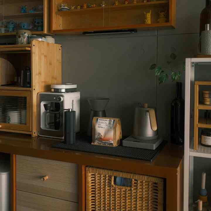 Salah satu lokasi favorite saya untuk memulai hari adalah coffee bar. Disini saya memilih alat kopi dengan warna netral seperti hitam putih dan abu-abu untuk memberikan kesan elegan dan minimalist. #KitchenSetMinimalis #CoffeeBarMinimalis #InspirasiRuangMakan #InspirasiCoffeeBar #PeralatanCoffee #PeralatanMakan
